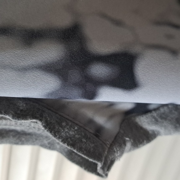 Sz S ( fits M) Sleeveless tank w pic of woman and plaid design below. Stretch - Picture 6 of 6